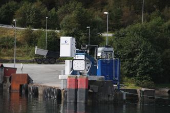 Induksjonsladesystem med fortøyingssystem på kaia ved Jektevik. Utstyret kan relativt enkelt flyttes. Foto:  Tore Stensvold