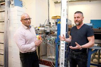 Ny kreftbehandling: Gjermund Henriksen og Bent Schoultz har tatt patent på en helt ny metode for å kunne lage det radioaktive, medisinske stoffet astat-211. Stoffet skal kunne festes til bæremolekyler og drepe kreftcellene innenifra. Foto:  Yngve Vogt