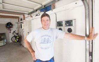 Nakling er opptatt av å være tidlig ute med å prøve nye ting. Han har derfor stor ladekapasitet i garasjen, og er nå i ferd med å installere en egen hurtiglader. Nakling har også et stort solcelleanlegg på boligen sin, og lader bilen med egenprodusert strøm. Foto: Marius Valle