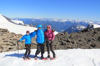 Sør-Amerika 2013: Irene og Øyvind med sønnen Stian etter å ha tatt seg opp på isbreene i Patagonia. Foto: Privat