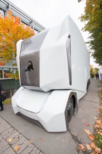 Det er ingen førerhus på denne lastebilen. Foto:  Marius Valle