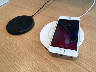 IPhone 8 og 8 Plus støtter trådløse ladere av Qi-typen. Foto: Kurt Lekanger