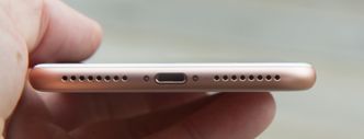 IPhone 8 Plus og 8 mangler hodetelefonutgang. Telefonens innebygde høyttalerne skal for øvrig ha blitt forbedret sammenlignet med iPhone 7. Foto: Kurt Lekanger