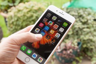 IPhone 8 Plus har en lyssterk skjerm som fungerer fint også i solen. Foto: Kurt Lekanger