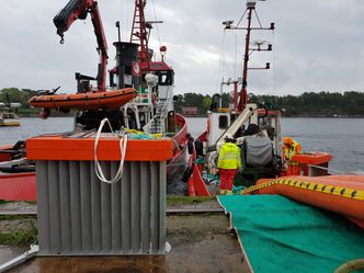 Flere fiskefartøy og to private slepefartøy deltok i oljevernøvelsen Scope 2017. I forgrunnen en paravane som sørger for å spre lensearmen ut og skape et så stort oljefangstområde som mulig. Foto:  Tore Stensvold