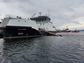 OV Utvær er ett av Kystverkets nyeste fartøy. Det har to bommer med lenser og opptaksutstyr som gjør at det dekker et stort areal. Foto:  Tore Stensvold