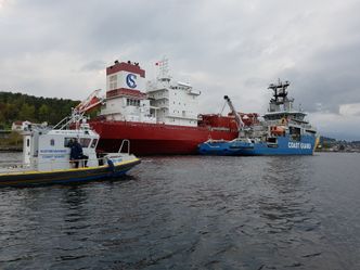 LPG-skipet Clipper Harald ble buksert til Nato-kaia i Langesundfjorden. Dykkere fra svensk kustbevakning gikk ned og sjekket skroget for skader. Oljevernøvelsen Scope 2017. Foto:  Tore Stensvold