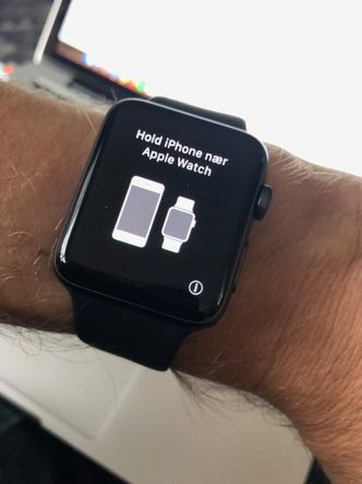Med iOS 11 på telefonen setter du igang oppsett av klokken bare ved å føre telefonen og klokken nær hverandre. Foto: Kurt Lekanger