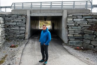 Kjellbjørn Johansen, tidligere leder i velforeningen, ved den vestlige inngangen til undergangen. Foto:  Mathias Klingenberg