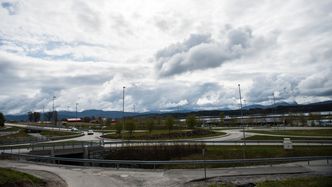 Årø rundkjøring sett fra nord-øst. Den sørlige armen fører til Molde flyplass, mens den nordlige utgjør riksvei 64 mot Årølia og Eide. Den østlige og vestlige armen utgjør Europavei 39, og leder til henholdsvis Røbekk og Molde sentrum. Foto:  Mathias Klingenberg