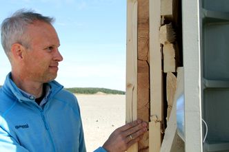 Positivt overrasket: Morten Dybesland fra Statsbygg studerer skadene. Han er overrasket over at skadene ikke er større når sprengstoffet kun var 15 meter unna. Bilde: Joachim Seehusen