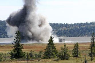 Voldsomme krefter: Det er et spektakulært syn når Forsvarsbygg og Statsbygg skal finne ut hvor mye mishandling massivtreelementer tåler før de bryter sammen. Bilde: Joachim Seehusen