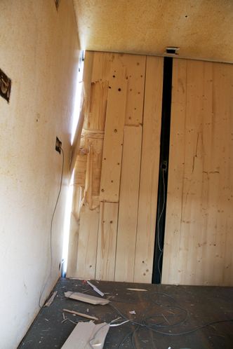 Skader innside: På innsiden er skadene noe større enn på utsiden. Det skyldes at elementene ble presset innover i bueform, noe som ga strekkbelastninger og brudd. Bilde: Joachim Seehusen