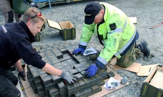 Pinlig nøyaktig: Prosjektleder Petter Ingier, til venstre, og sprengningsleder Finn Willumsen stabler sprengstoffet. Legg merke til utskriftene på bildet, de viser hvordan blokkene skal legges i hvert lag. Målet er at den ferdige stabelen blir så lik en jevn halvkule som mulig for å sikre at trykkbølgen sprer seg likt i alle retninger.  Bilde: Joachim Seehusen