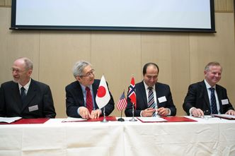 Gigantavtale: Ole Jørgen Lønne fra Universitetssenteret på Svalbard, direktørSaku Tsuneta i den japanske romfartsorganisasjonen JAXA, sjefsforsker ElsayedTalaat fra NASA og daværende rektor Ole Petter Ottersen fra UiO undertegnetrakettavtalen i Tokyo i begynnelsen av april. Foto:  Yngve Vogt