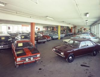 Gustav Thrane-Steens bruktbilhall på Økern i 1971. Foto:  Atelier Rude/Oslobilder (CC by-sa)