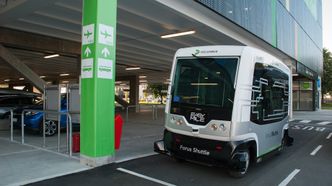 Den førerløse bussen er klar til å testes på veien, og venter kun på at myndigheten skal vedta et regelverk. Den vil gå i trasé på Forus, med Forus Parkering som utgangspunkt.