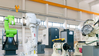 Roboter, roboter og flere roboter fyller mektatronikk-labben.