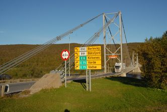 Selve brua er vekk, men det ble opphold i arbeidene med å fjerne brufestene og støttemuren til gamlebrua. Men nå skal det skje. Bilde:  Jarle Skoglund