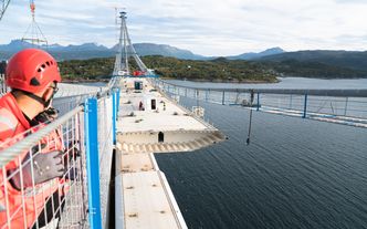På grunn av mye vind har det tatt litt lenger tid enn planlagt å montere opp stålkassene som skal danne brukassa. Her er bilde fra da Teknisk Ukeblad besøkte brua tidlig i september.  Foto:  Eirik Urke