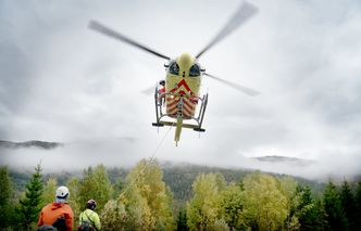 Legehelikopteret tar av fra Torpomoen. Foto: Eirik Helland Urke