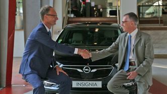 Opel Vauxhall-direktør Michael Lohscheller (ventre) og Groupe PSA-direktør Carlos Tavares. Foto: Groupe PSA, Direction de la communication