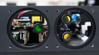 Nodene har tre kameraer - to for å finne lus og dirigere laser, og ett kamera som dokumenterer. Foto:  Eirik H. Urke