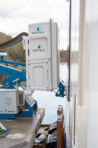 Ladingen begynner før fortøyingen er sikret. Bilde:  Wärtsilä