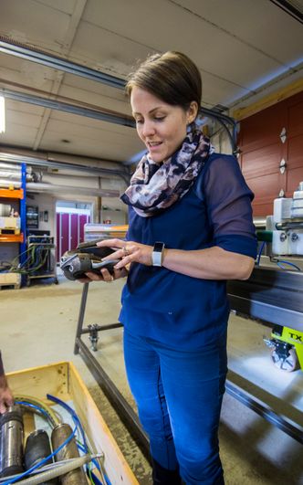 Folkedal viser frem borehodet. Foto:  Mathias Klingenberg