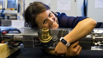 Borghild Teigland Folkedal, forretningsutvikler i Hawle, er glad i anboringsroboten som borer hull i hovedvannledningen og setter inn anboringsenheten. Foto:  Mathias Klingenberg