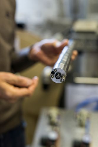 Påkoblingsverktøyet er et hydraulisk drevet leddsystem for posisjonering og sammenkombing av stikkledning med bajonettilkobling til anboringsstykket. Verktøyet sitter inne i stikkledningen og har kamera og lys. Foto:  Mathias Klingenberg