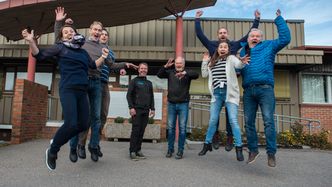 GLAD GJENG: Fra venstre: Borghild Teigland Folkedal, Harald Borgen, Ola Strand, Frode Hansen, Pål O. Solberg, Bjørnar Simonsen (bak), Linda Holm (foran), Trond Sjulstad. Foto:  Mathias Klingenberg