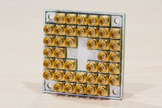 Slik ser Intels superledende 17-qubit kvanteprosessor ut. Foto: Intel Corporation