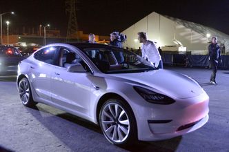Tesla Model 3 er kanskje tyngre enn Renault Zoe, men de gir begge en veislitasje som er uvesentlig å diffrensiere på, ifølge fagfolkene. Foto: Andrej Sokolow
