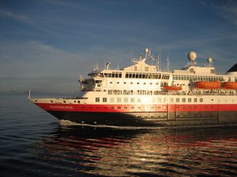 Hurtigruteskipet Nordnorge møter søsterskipet Vesterålen utenfor Lofotkysten. Bilde: Tore Stensvold