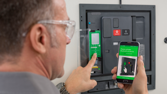 Steg-for-steg på mobilen, og overvåkning av helsen til effektbryteren gjøres gjennom en app.