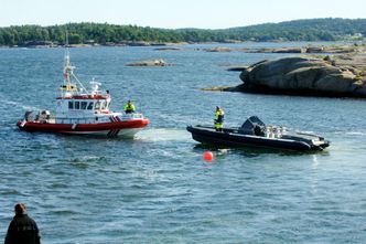 Ulykkesbåt: Per Erik Buruds Goldfish 29 under slep etter ulykken 13. juli. Båten har ingen spor etter grunnstøting og politiet har så langt ikke funnet tekniske feil. Tre mennesker mistet livet etter å ha blitt kastet over bord. Bilde: Per Gilding