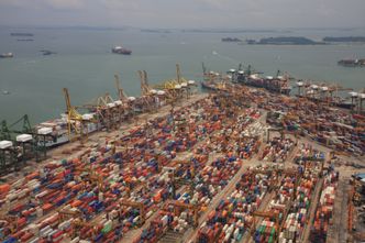 Ledig containerkapasitet kan utnyttes til å bringe plast til store containerhavner der plast gassifiseres og omdannes til ren kraft. Bilde:  Tore Stensvold