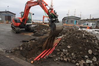 Klart: Oslo havn benyttet anledningen til å legge kabler og trekkerør da Hafslund Nett og Forsvarsbygg allerede gravde grøfter langs cruisekaia og Vippetangen. Hafslund la opp ekstra høyspentforsyning til Bjørvika mens Forsvarsbygg setter opp nye lyktestolper langs festningen. Bilde:  Tore Stensvold