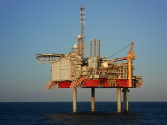 Da det ble gjort inspeksjoner på Yme, ble det klart at beina hadde strukturelle problemer. Plattformen ble derfor tømt for folk og ble stående ubeamannet i Nordsjøen. Bilde:  Jesper Holm, kaptein Esvagt Don