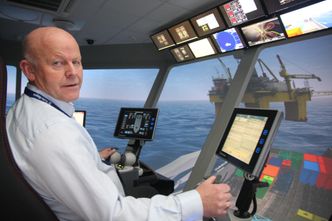 Kontroll: Knut Johan Rønningen demonstrerer en Rolls-Royce-simulator. Den benyttes til produktopplæring. Bilde: Tore Stensvold