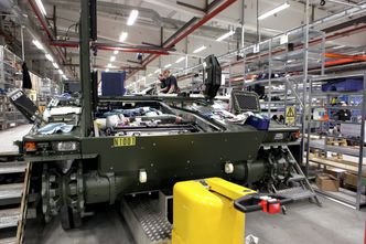 Den første forserievogna på Hägglunds-fabrikken i Örnsköldsvik vinteren 2014. Foto:  Per Erlien Dalløkken