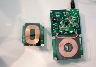 Induktans avkledd: Trådløs lading av produkter som følger Qi-standarden bruker to spoler. En i ladeplaten. En telefon, med mottakerspole i baklokket plasseres oppå ladeplaten slik at spolene ligger inntil hverandre. Produktet på bildet er ikke Hyre. Bilde: ORV