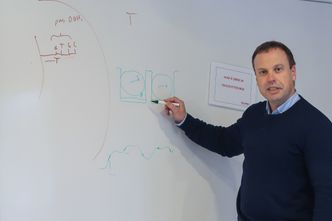 Se her: Vi plasserer en av de nye kulene i hver av de 165 millioner brønnene på brikken. Størrelsen er spesialtilpasset til diameteren, sier forskningsdirektør i Thermo Fisher, Erlend Ragnhildstveit. Foto: ORV
