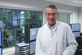 Hadde ideen: Forskningssjef i Thermo Fisher, Geir Fonnum hadde ideen til de nye vannløselige hydrogelkulene. Her foran produksjonsrommet hvor de ekstremt verdifulle kulene tilvirkes. Foto: Odd Richard Valmot