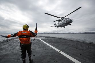 NH90-helikopter lander på KV Senja. Den første treningen med slike helikoptre på kystvaktskip startet høsten 2009.  Bilde:  Vetle Hallas