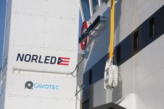 Pluggen fra Cavotec på vei ned i hunpluggen i skipets sideport. Bilde:  Tore Stensvold