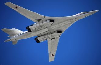 Tu-160 flyr oppvisning under seiersdagparaden i Moskva. Bilde: Vitaly V. Kuzmin