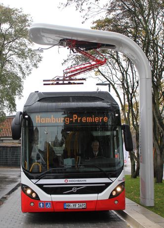 Pantograf: Når bussen er korrekt posisjonert felles en pantograf ned fra ladeportalen. Hver av lederne treffer kontakter på busstaket og når alt er på plass starter ladingen. Bussen kan posisjoneres med et slingringsmonn på en halv meter hver vei. Ved å ha pantografen i portalen og ikke på busstaket spares mye vekt. Bilde:  Siemens AG