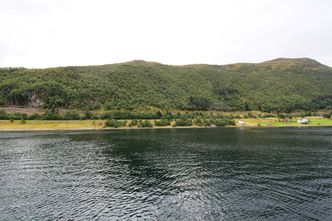 Her kommer det sørlige tunnelinnslaget i Moldefjorden, omtrent der den røde låven står. Bilde:  Pål Are Lilleheim/Kystverket